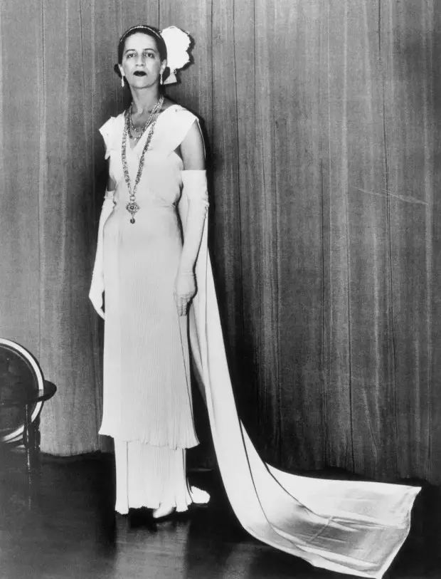 Dior花115万买她的大片，Chanel和她做闺蜜，这个“丑女”才是真时尚女魔头！