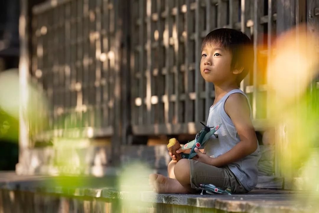 日本摄影师曝光儿子私房照，背景却意外走红：这才是我们向往的夏天！