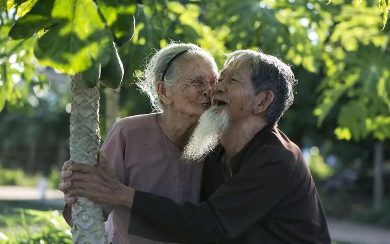 等待了10年，守望了10年，这对越南老夫妇的爱情，让人泪目…
