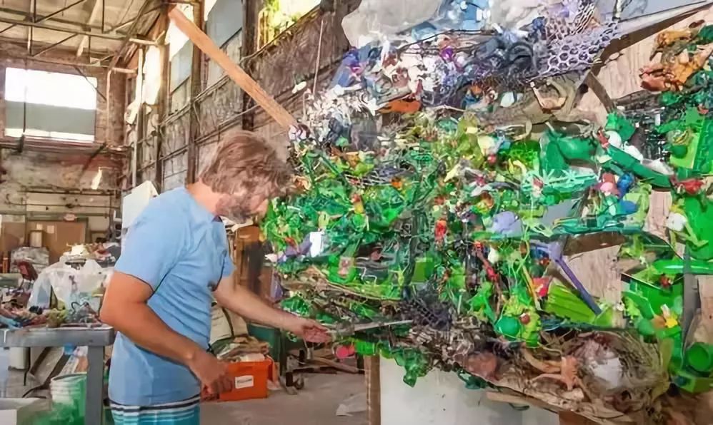 他将垃圾变为艺术品，一堆没人要的垃圾竟价值3万美金？！