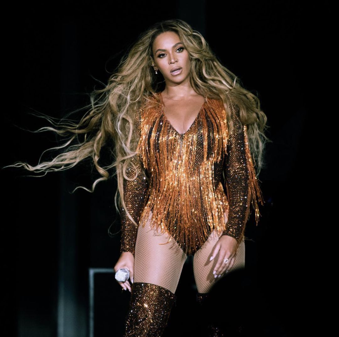 别讨论Beyoncé出席富豪婚礼净赚2000万美元了！她的定制高叉衣才是看点！