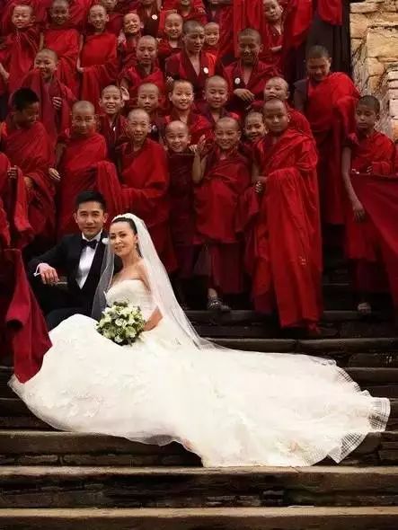 身价数亿的华裔婚纱女王，曾为米歇尔·奥巴马设计礼服，70岁仍气质超群