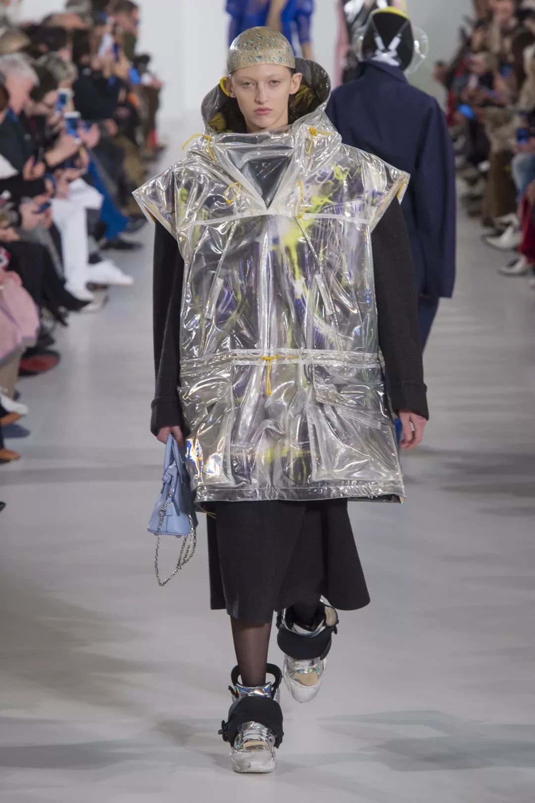 为啥拎个「塑料袋」？因为时髦！