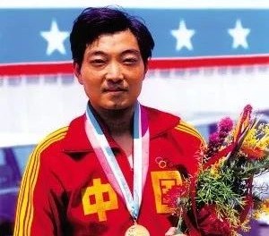 三十年前，他拿下中国奥运首枚金牌的时候，已经这么潮了？