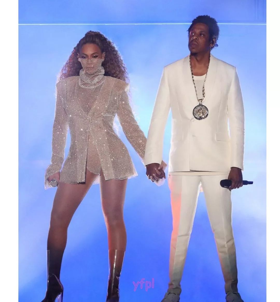 别讨论Beyoncé出席富豪婚礼净赚2000万美元了！她的定制高叉衣才是看点！