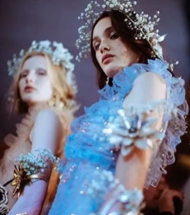 这对以设计仙女裙闻名的设计师姐妹，竟然拍起了惊悚片？
